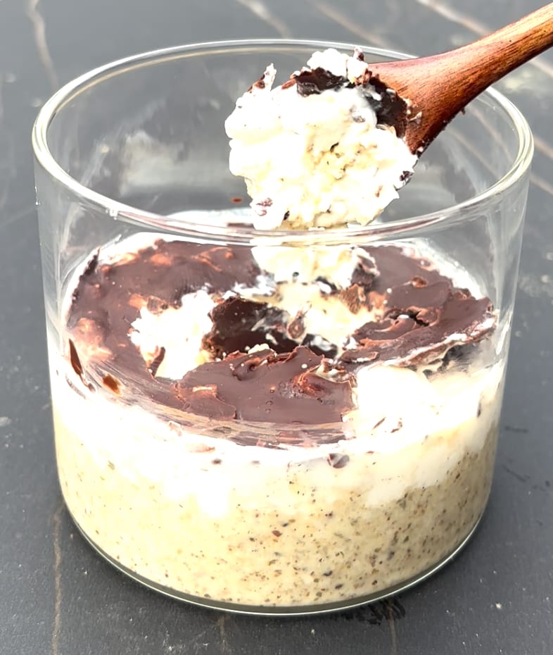 Overnight banaan Millit met chocolade kraktopping in een glazen potje