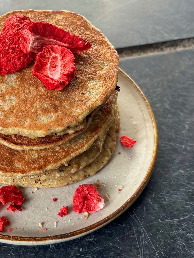 Stapel Millit pannenkoeken met gevriesdroogde aardbeien